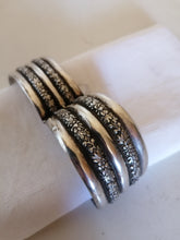 Charger l&#39;image dans la galerie, Bracelet manchette en argent massif, travail orientale probablement Égypte début XXème.
