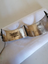 Charger l&#39;image dans la galerie, Bracelet manchette en argent massif, travail orientale probablement Égypte début XXème.

