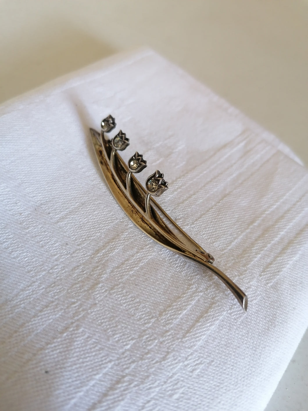 Broche muguet en argent avec cristaux taillé. Fin XXème