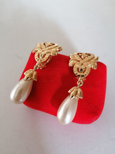 Nina Ricci importante paire de clip d'oreille vintage doré.