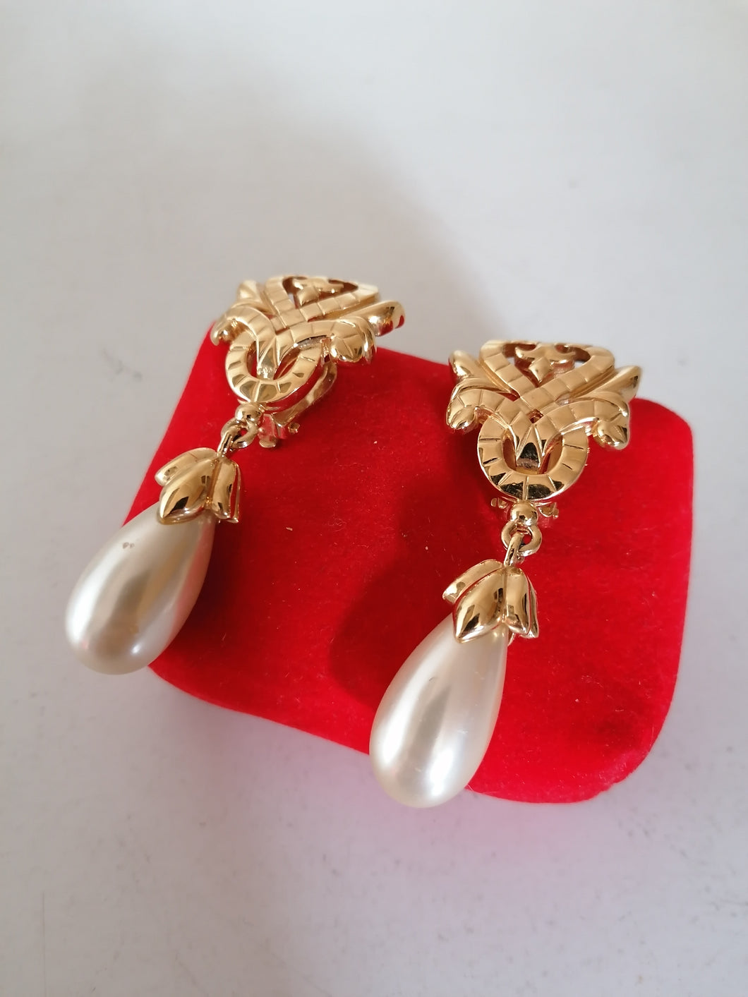 Nina Ricci importante paire de clip d'oreille vintage doré.