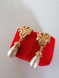 Nina Ricci importante paire de clip d'oreille vintage doré.