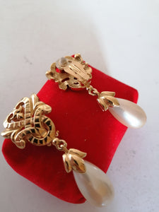 Nina Ricci importante paire de clip d'oreille vintage doré.