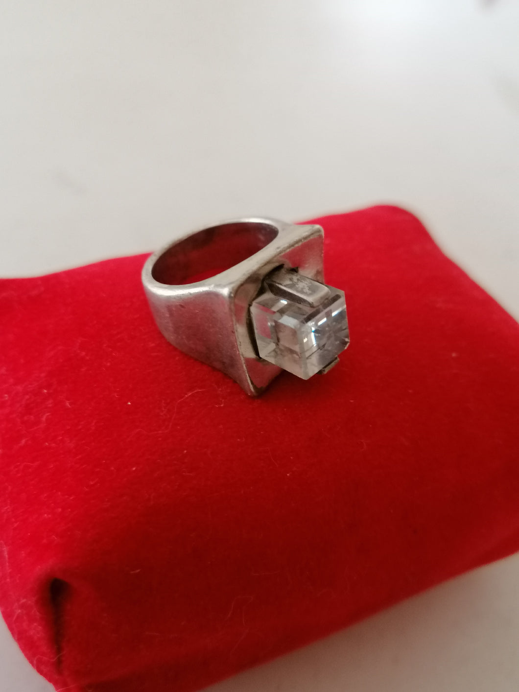 Petite bague style moderniste art déco probablement une copie des année 80-90 argenté