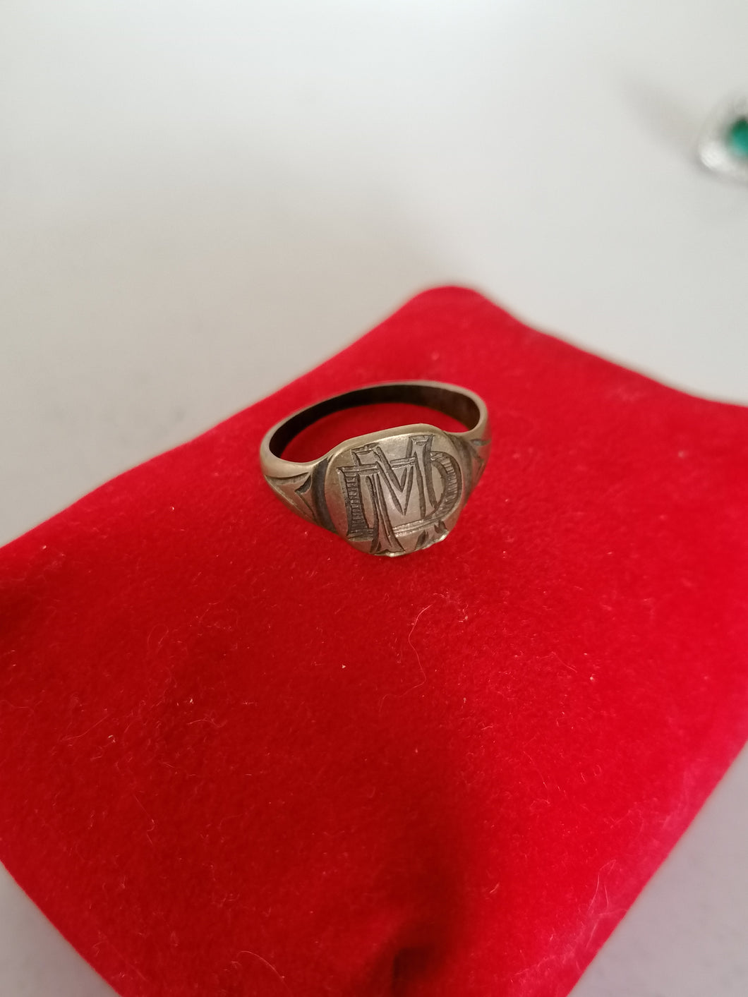 Bague chevalière avec monnograme probablement faite à partir d'un jeton de commerce vers 1900