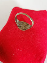 Charger l&#39;image dans la galerie, Bague chevalière avec monnograme probablement faite à partir d&#39;un jeton de commerce vers 1900
