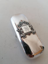 Charger l&#39;image dans la galerie, Carl Verlin grand orfèvre Impérial Russe. Ravissante boîte à cigare en argent et monnograme dans portique orthodoxe émaillé
