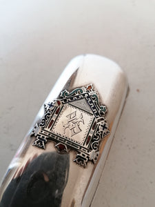Carl Verlin grand orfèvre Impérial Russe. Ravissante boîte à cigare en argent et monnograme dans portique orthodoxe émaillé