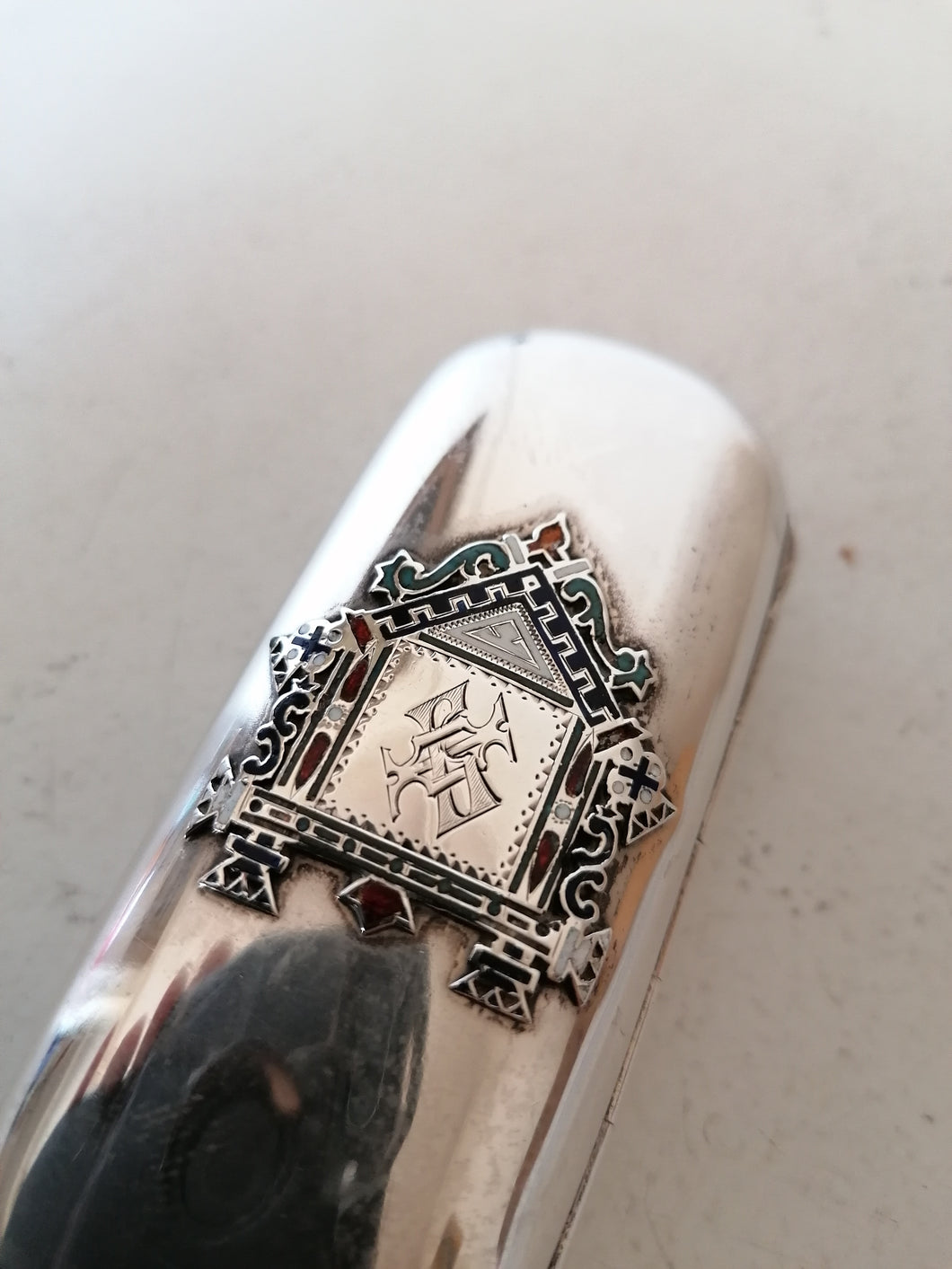 Carl Verlin grand orfèvre Impérial Russe. Ravissante boîte à cigare en argent et monnograme dans portique orthodoxe émaillé