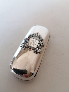 Carl Verlin grand orfèvre Impérial Russe. Ravissante boîte à cigare en argent et monnograme dans portique orthodoxe émaillé