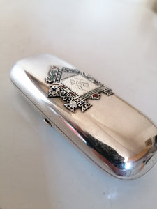 Carl Verlin grand orfèvre Impérial Russe. Ravissante boîte à cigare en argent et monnograme dans portique orthodoxe émaillé