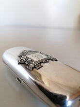 Charger l&#39;image dans la galerie, Carl Verlin grand orfèvre Impérial Russe. Ravissante boîte à cigare en argent et monnograme dans portique orthodoxe émaillé
