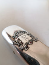 Charger l&#39;image dans la galerie, Carl Verlin grand orfèvre Impérial Russe. Ravissante boîte à cigare en argent et monnograme dans portique orthodoxe émaillé
