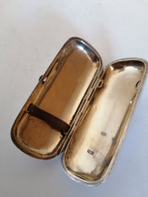 Charger l&#39;image dans la galerie, Carl Verlin grand orfèvre Impérial Russe. Ravissante boîte à cigare en argent et monnograme dans portique orthodoxe émaillé
