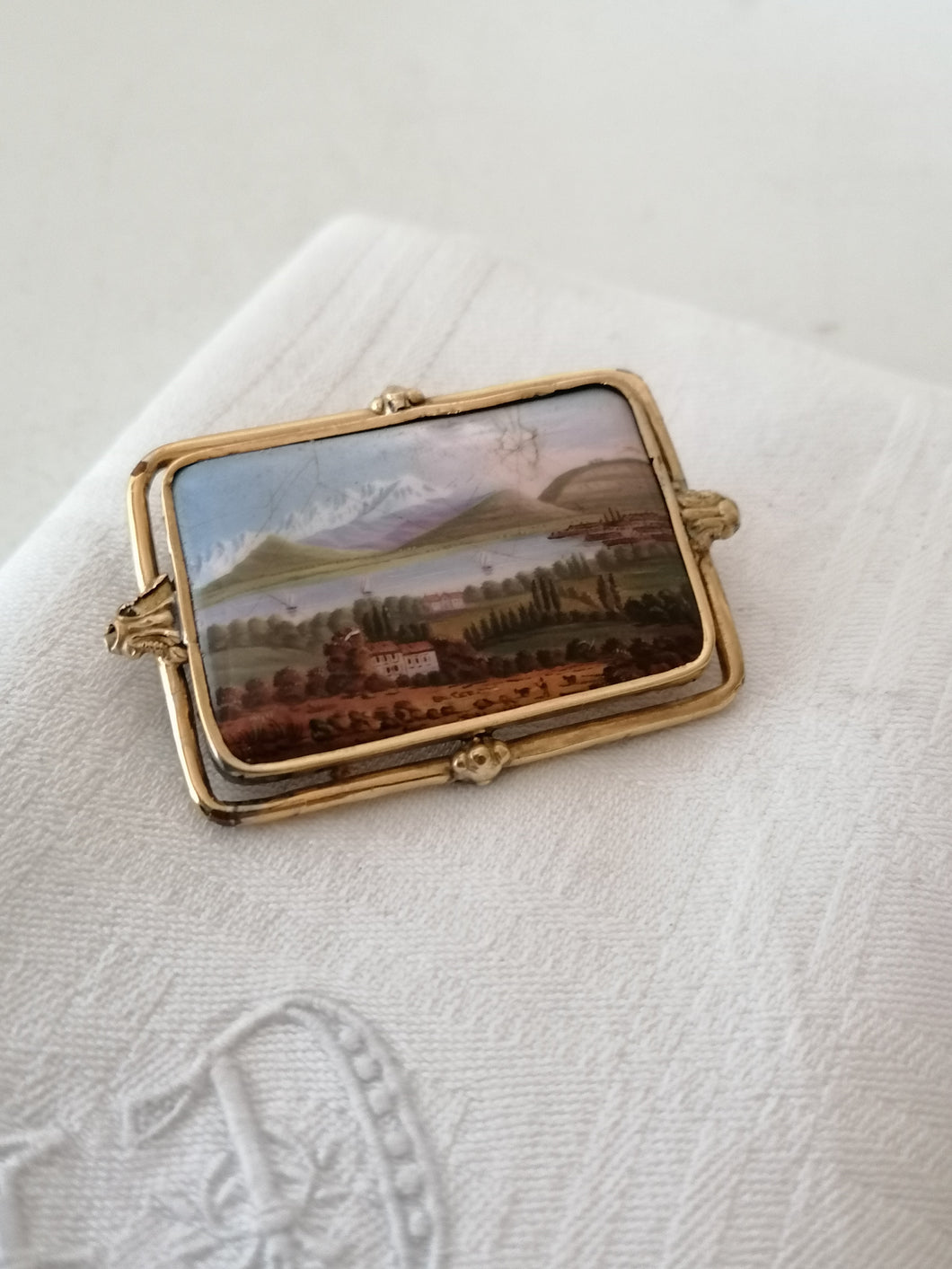 Broche en or avec vue de Genève peinte et émaillée miniature.