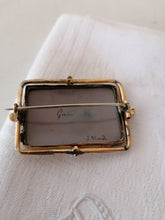 Charger l&#39;image dans la galerie, Broche en or avec vue de Genève peinte et émaillée miniature.
