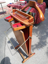 Charger l&#39;image dans la galerie, Valet muet vintage italien en bois. Bonne état général.
