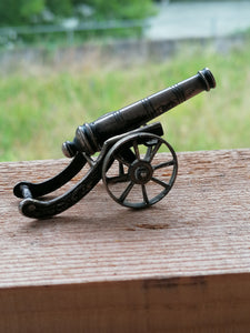 Rare petit canon en argent massif
