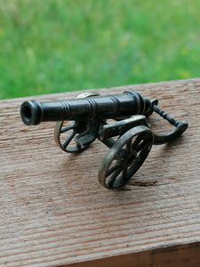 Rare petit canon en argent massif
