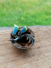 Charger l&#39;image dans la galerie, Broche oiseau en argent émail et marcassite. Quelques manque

