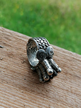 Charger l&#39;image dans la galerie, Bague tribal africaine en argent massif, fin XIXème début XXème
