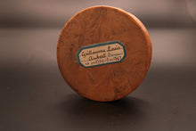Charger l&#39;image dans la galerie, Boîte ronde en buis tourné. Médaillon or et monogramme de famille brodé. Travail Genevois fin XIX ème
