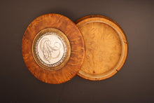 Charger l&#39;image dans la galerie, Boîte ronde en buis tourné. Médaillon or et monogramme de famille brodé. Travail Genevois fin XIX ème
