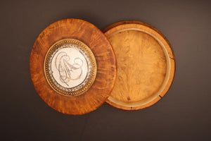 Boîte ronde en buis tourné. Médaillon or et monogramme de famille brodé. Travail Genevois fin XIX ème