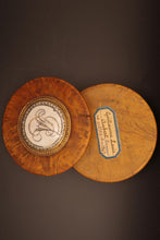 Charger l&#39;image dans la galerie, Boîte ronde en buis tourné. Médaillon or et monogramme de famille brodé. Travail Genevois fin XIX ème
