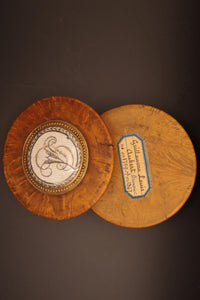 Boîte ronde en buis tourné. Médaillon or et monogramme de famille brodé. Travail Genevois fin XIX ème