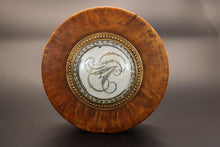 Charger l&#39;image dans la galerie, Boîte ronde en buis tourné. Médaillon or et monogramme de famille brodé. Travail Genevois fin XIX ème

