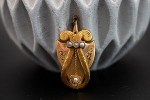 Bijoux anciens, pendentif or massif et perles.