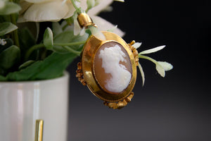 Camé ancien avec monture or massif , pendentif et broche en même temps . Travail fin XIX en parfait état.
