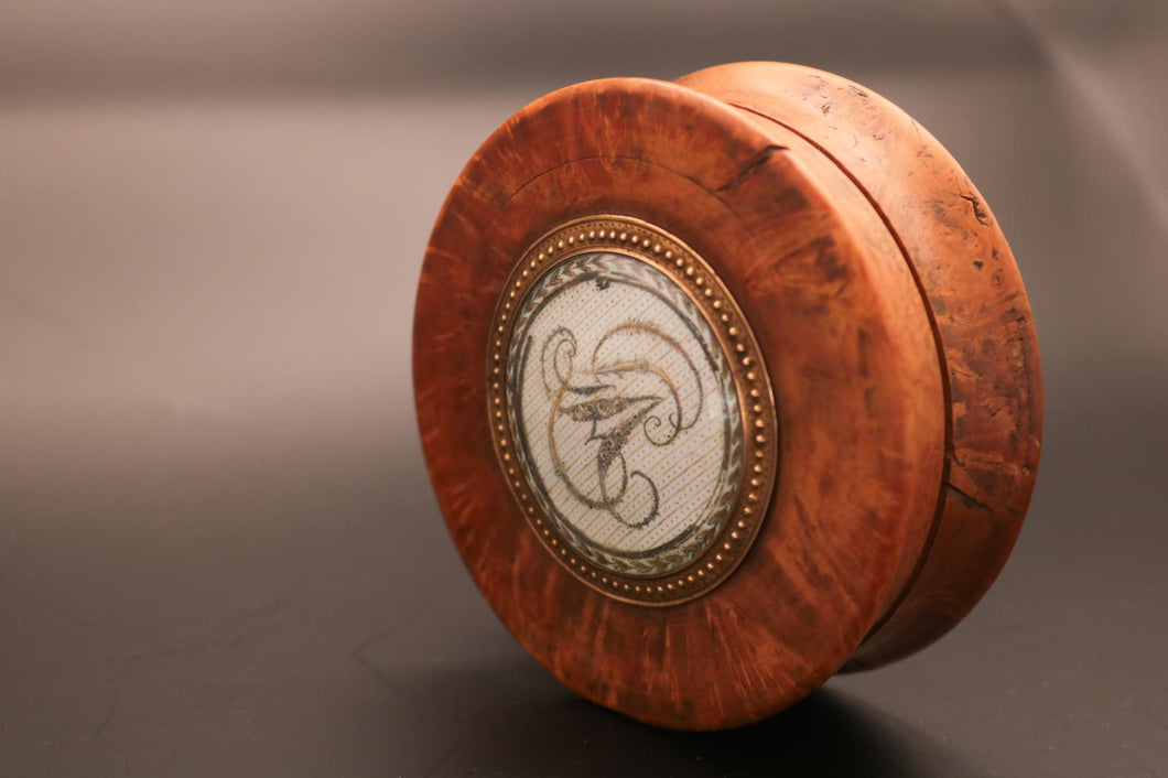 Boîte ronde en buis tourné. Médaillon or et monogramme de famille brodé. Travail Genevois fin XIX ème
