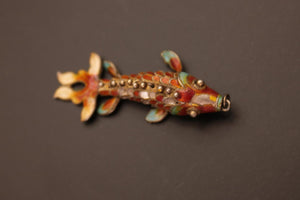 Pendentif poisson articulé en filigrane argent et émail de couleurs. Quelques éclats sur l'émail
