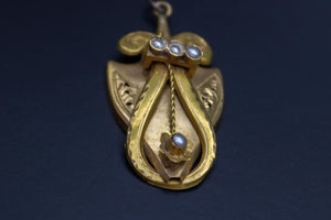 Bijoux anciens, pendentif or massif et perles.