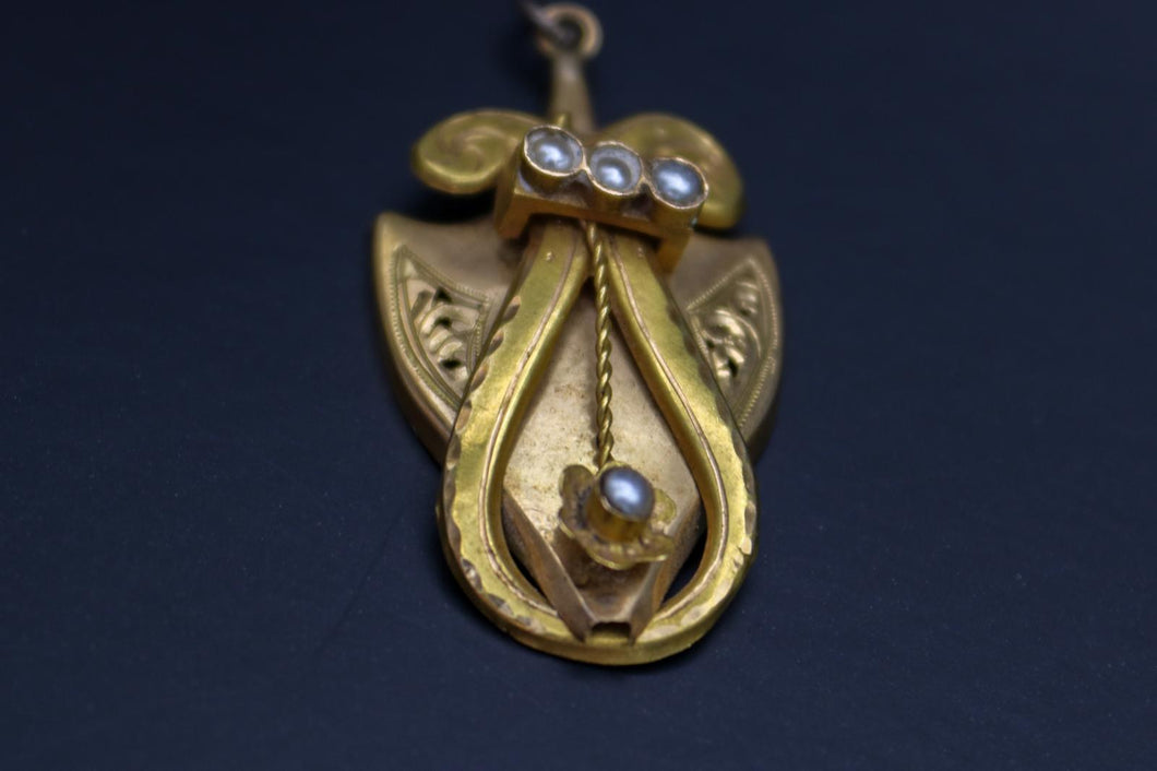 Bijoux anciens, pendentif or massif et perles.
