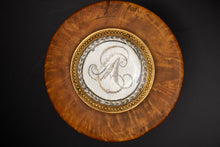 Charger l&#39;image dans la galerie, Boîte ronde en buis tourné. Médaillon or et monogramme de famille brodé. Travail Genevois fin XIX ème
