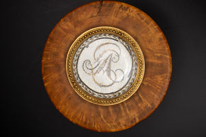 Boîte ronde en buis tourné. Médaillon or et monogramme de famille brodé. Travail Genevois fin XIX ème