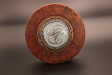 Charger l&#39;image dans la galerie, Boîte ronde en buis tourné. Médaillon or et monogramme de famille brodé. Travail Genevois fin XIX ème
