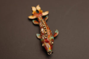 Pendentif poisson articulé en filigrane argent et émail de couleurs. Quelques éclats sur l'émail