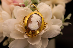 Camé ancien avec monture or massif , pendentif et broche en même temps . Travail fin XIX en parfait état.