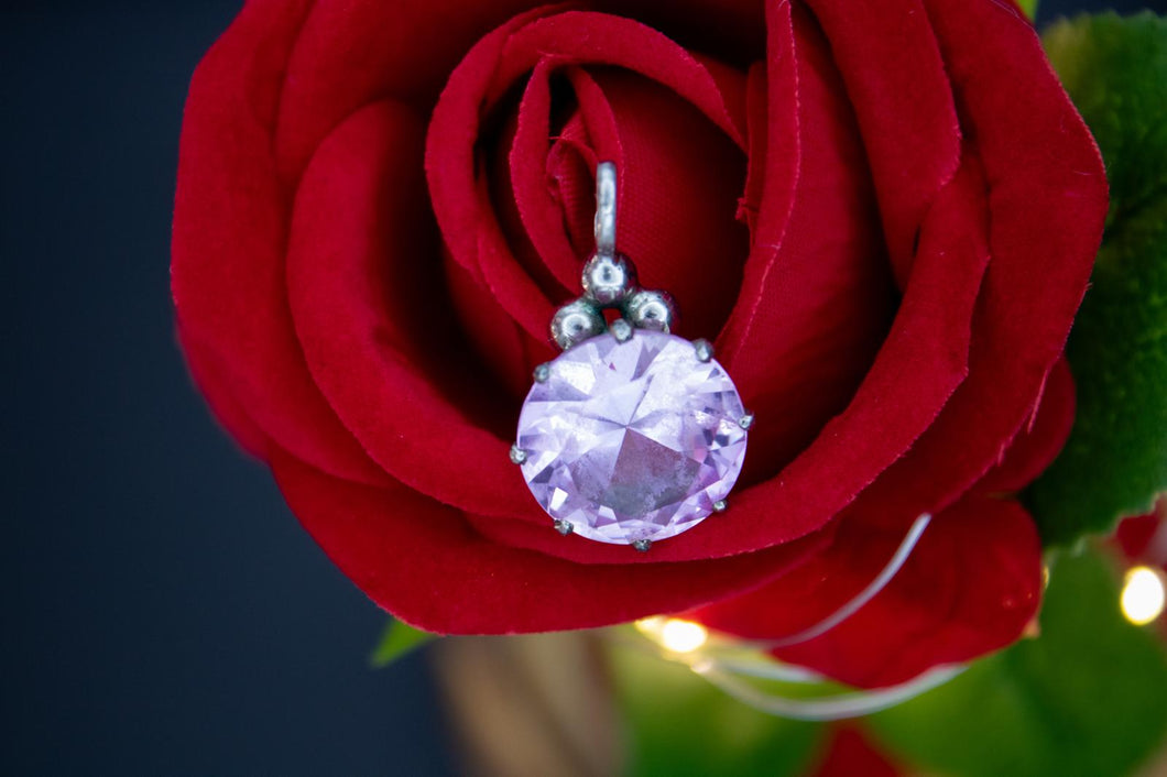 Pendentif argent massif et topaze rose bébé synthétique.