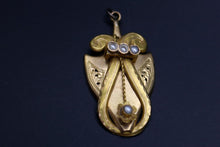 Charger l&#39;image dans la galerie, Bijoux anciens, pendentif or massif et perles.

