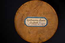 Charger l&#39;image dans la galerie, Boîte ronde en buis tourné. Médaillon or et monogramme de famille brodé. Travail Genevois fin XIX ème
