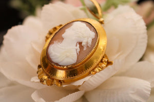 Camé ancien avec monture or massif , pendentif et broche en même temps . Travail fin XIX en parfait état.