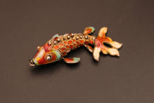 Charger l&#39;image dans la galerie, Pendentif poisson articulé en filigrane argent et émail de couleurs. Quelques éclats sur l&#39;émail
