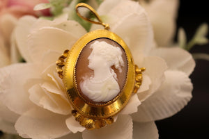 Camé ancien avec monture or massif , pendentif et broche en même temps . Travail fin XIX en parfait état.