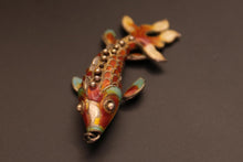 Charger l&#39;image dans la galerie, Pendentif poisson articulé en filigrane argent et émail de couleurs. Quelques éclats sur l&#39;émail
