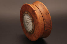 Charger l&#39;image dans la galerie, Boîte ronde en buis tourné. Médaillon or et monogramme de famille brodé. Travail Genevois fin XIX ème
